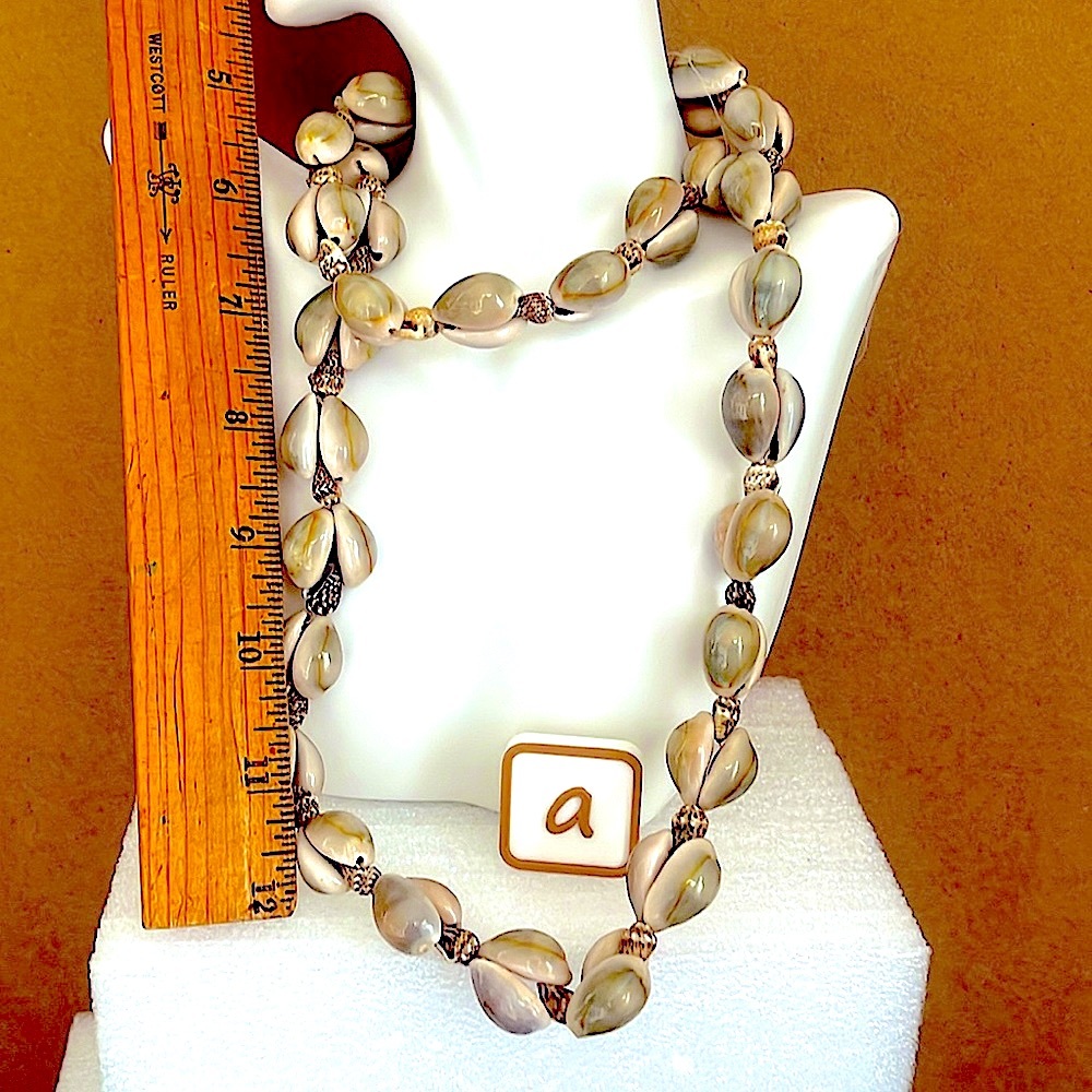 Cowrie Shell/SeaSnail Shell Mix Necklace Market - Picture 3 of 9
